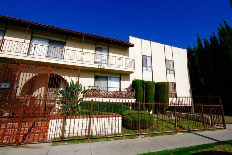 The windows of 756 N Inglewood Ave in Inglewood