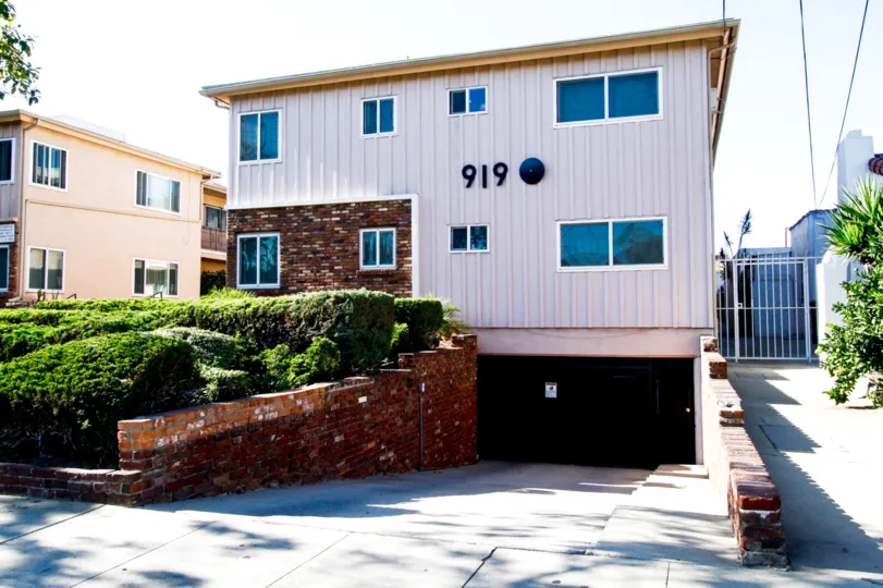 The building at 919 E La Palma Dr in Inglewood
