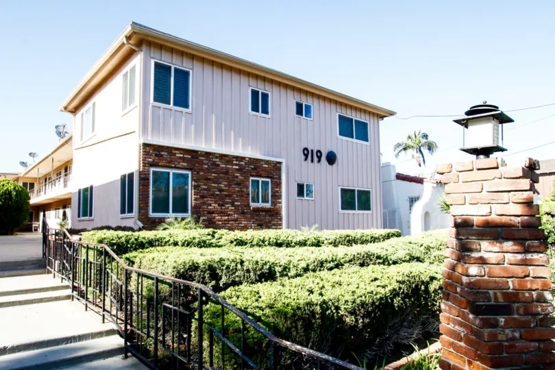 The fence around 919 E La Plama Dr in Inglewood