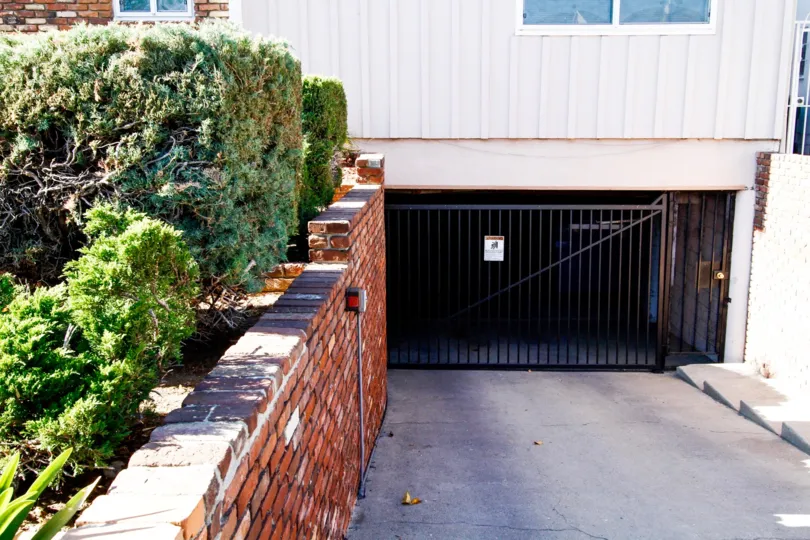 The parking for 919 E La Palma Dr