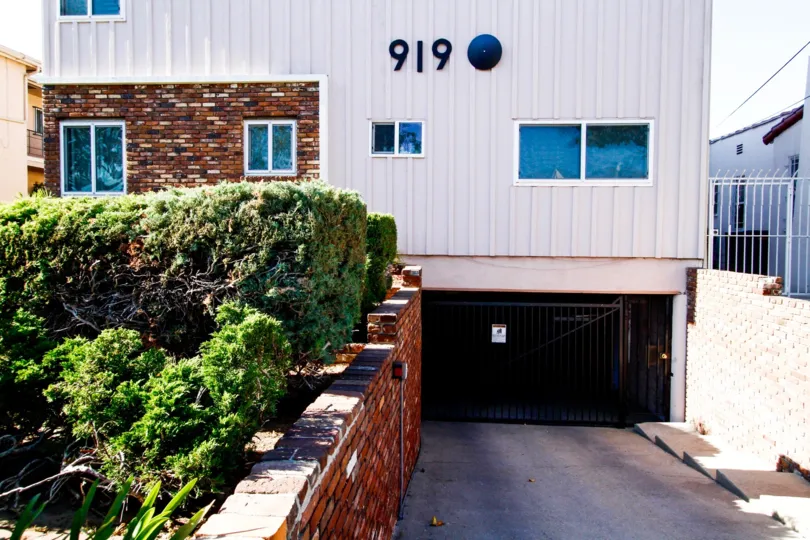 The driveway into 919 E La Plama Dr for parking in Inglewood