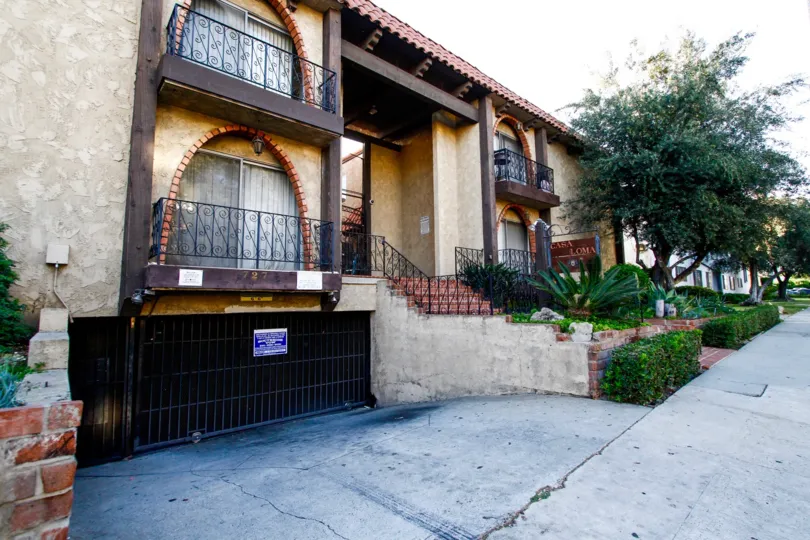 Parking for Casa Loma in Inglewood