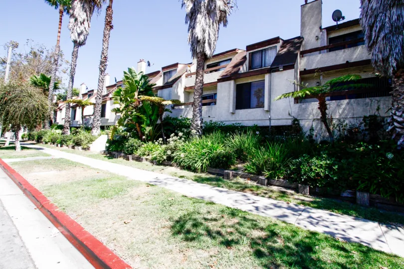 The sidewalk leading up to Hyde Park Village in Inglewood