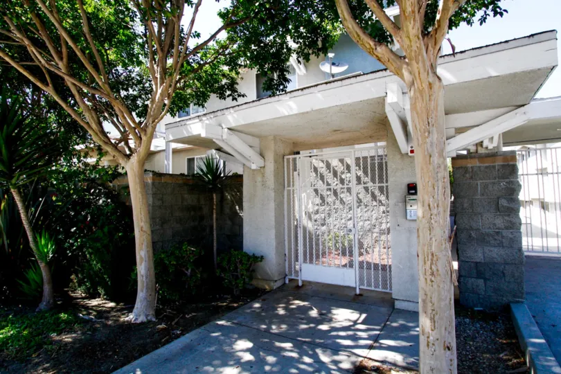 The entrance into Oak Street in Inglewood