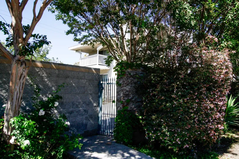 The side entrance at Oak Street in Inglewood