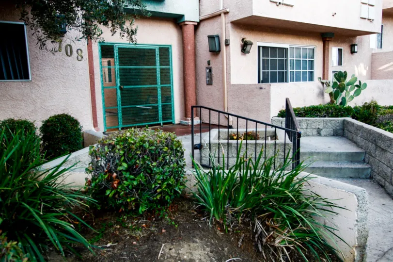 The entrance into 708 N Eucalyptus Ave in Inglewood