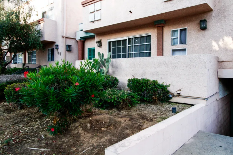 The landscaping around 708 N Eucalyptus Ave