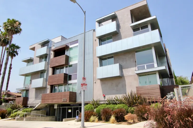 A sunny day at the front part of the 333 Wilton's community in Koreatown, CA