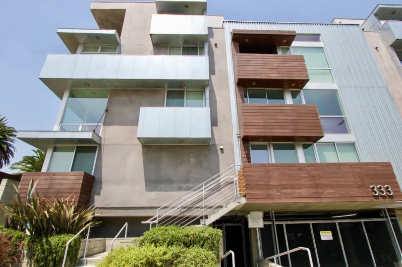 The very modern condomenium allows for vieweing comfortably on your balcony