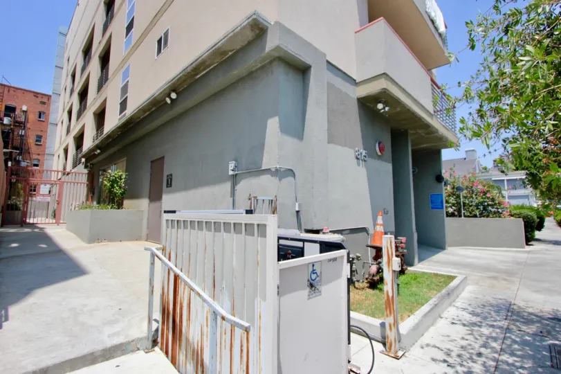 A big modern house in 815 Harvard which was builted with modern method