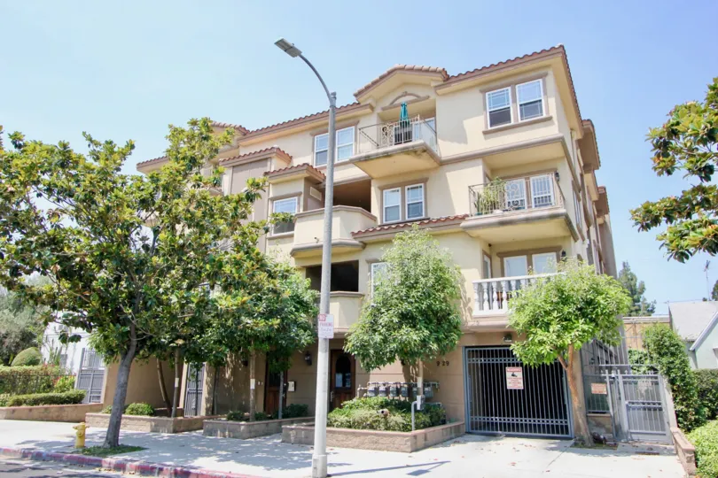 Front view of the Arena Cove Villas in Koreatown, California from across the street