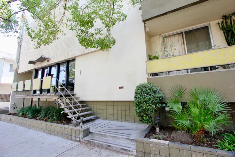 Simplistic design of Essex House and it's amazing greenery, Koreatown, California
