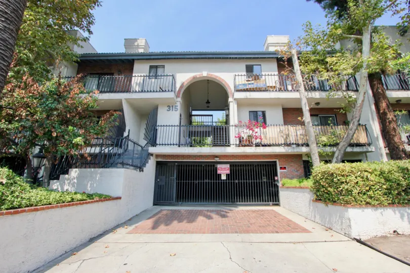 Clear blue sky and soothing surrounding the front of the apartment in Harvard gardens koreatown California