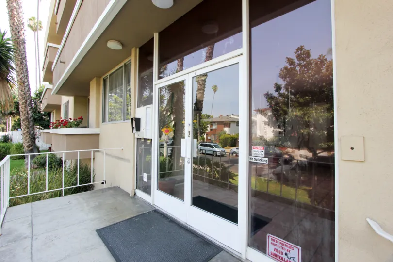 Amazingly simple and beautiful Harvard Townhouse entrance, Koreatown, california