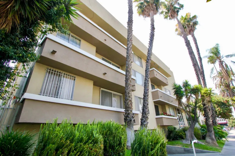 A side view of the building Harvard Townhouse in Koreatown, California