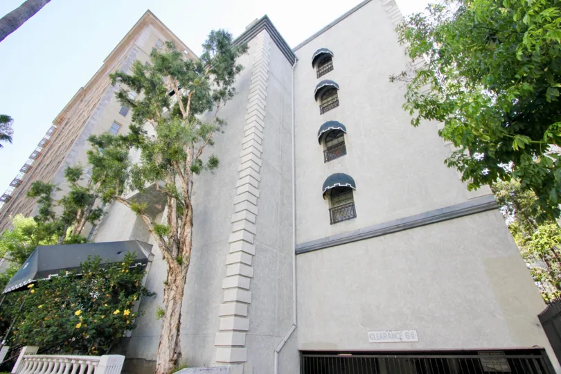 A big appartment in Kenmore Manor which is builted in simple style