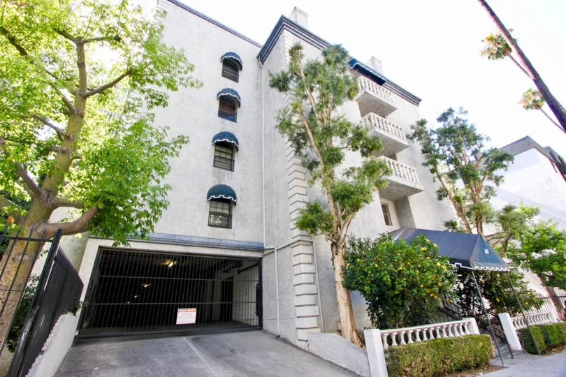 Classy Kenmore Manor and it's surrounding neighborhood, Koreatown, California