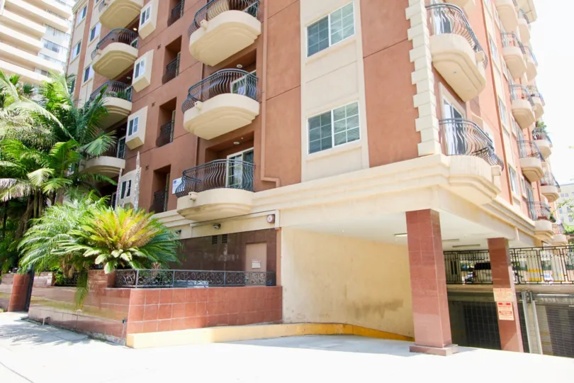 beautiful La Maison Ardmor condominiums in desireable Koreatown neighboor hood