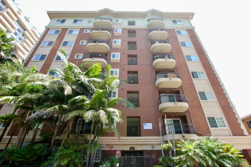 An apartment in the La Maison Ardmore with a beautiful view of trees in a sunny day