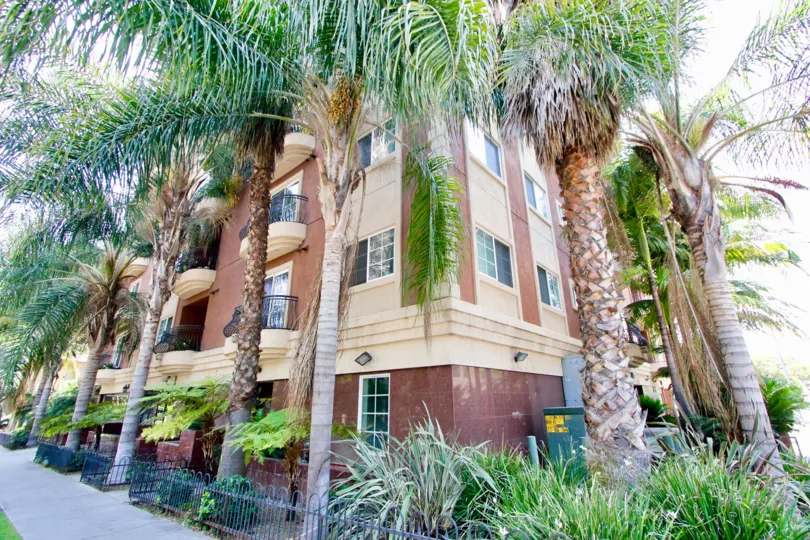 A big appartment in La Maison Ardmore which is very beautiful and the appartment is surrounded by different trees