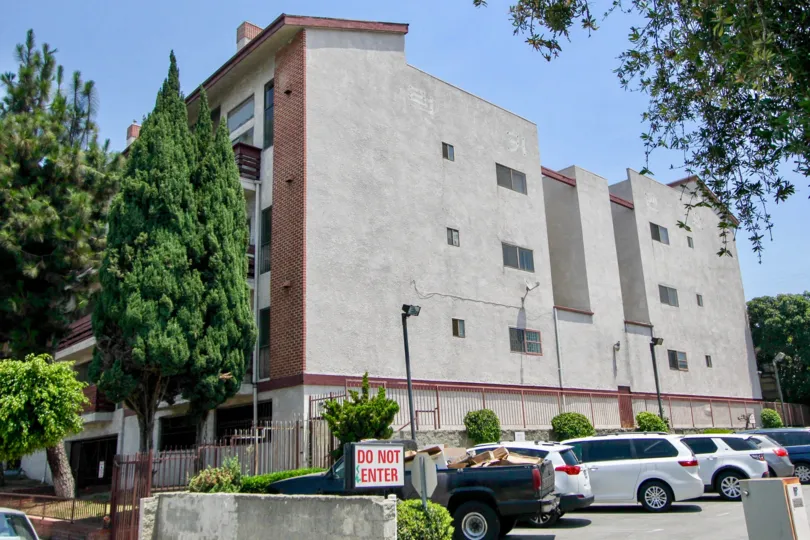 A sunny day at the front part of the Lucky Mansion's community in Koreatown, CA