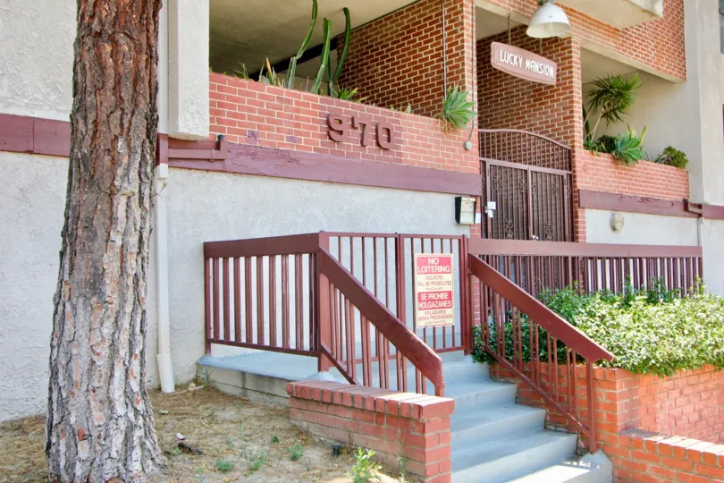 brick finishing of 970 Lucky Mansion, Koreatown, California