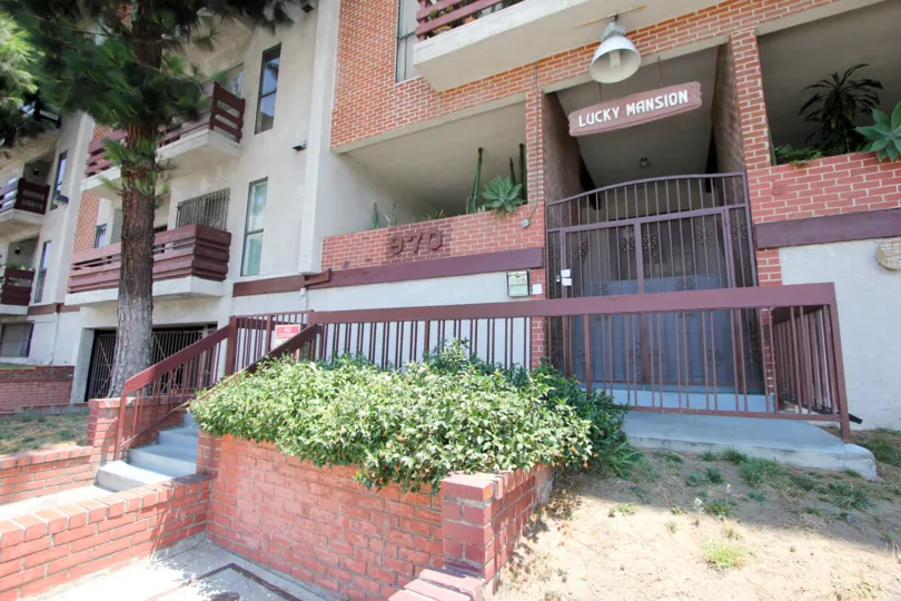 Beautiful building of ladriños cucho name forforum welcomes you in the facade
