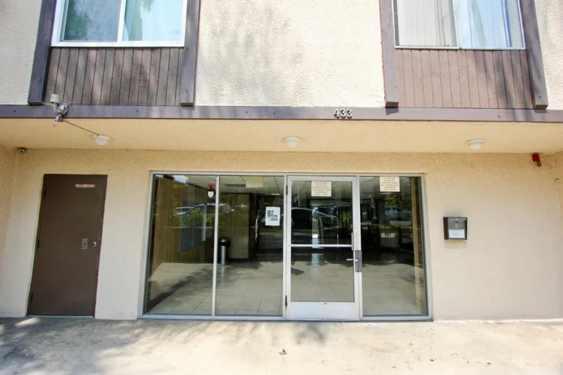 Entrance to a building, consisting of a wide glass door