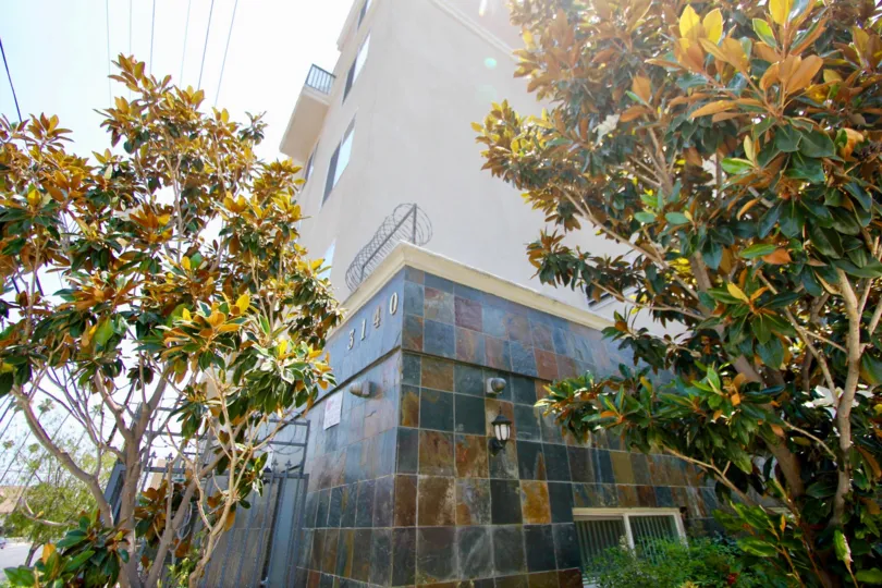 beautiful La Maison Ardmor condominiums in desireable Koreatown neighboor hood