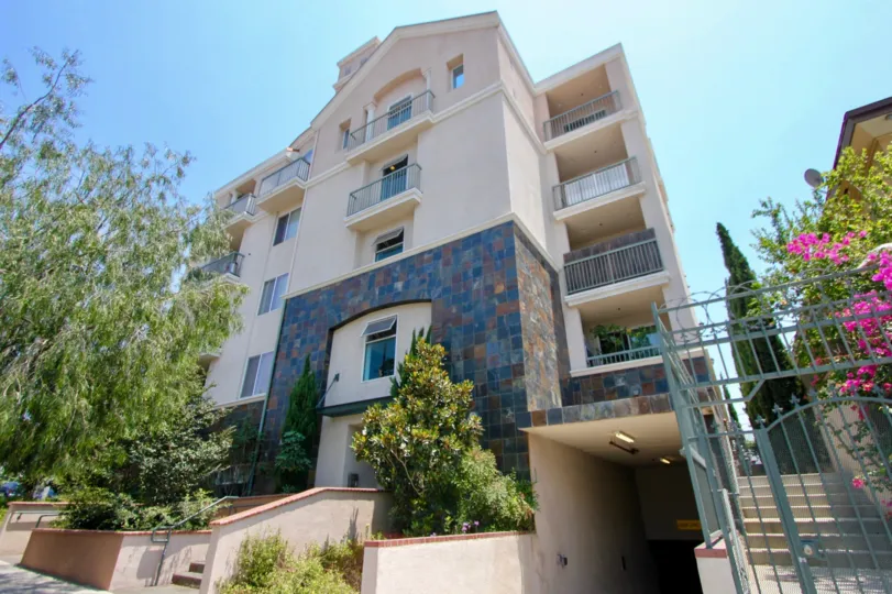 Apartments in Manoir Du Ciel in Koreatown, California