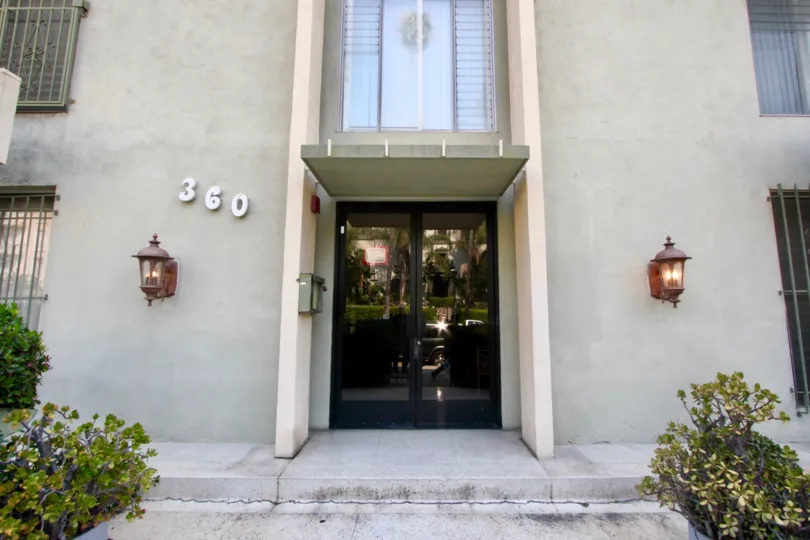 Entrance to 360 Montclair Kenmore, Koreatown, California