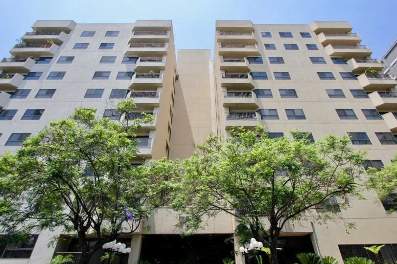 A clear day in the Richmore Garden Towers with an huge apartment.