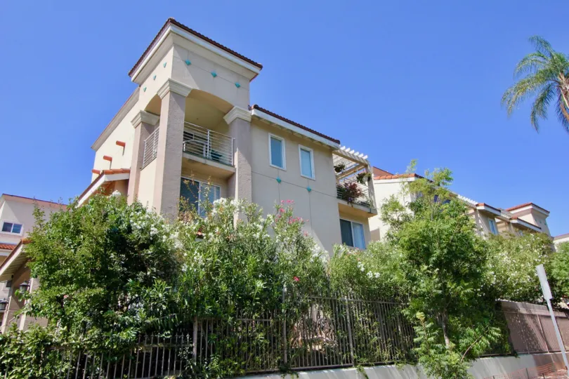 Beautiful blue sky and lush greenery at the Shatto Villas in Koreatown, California