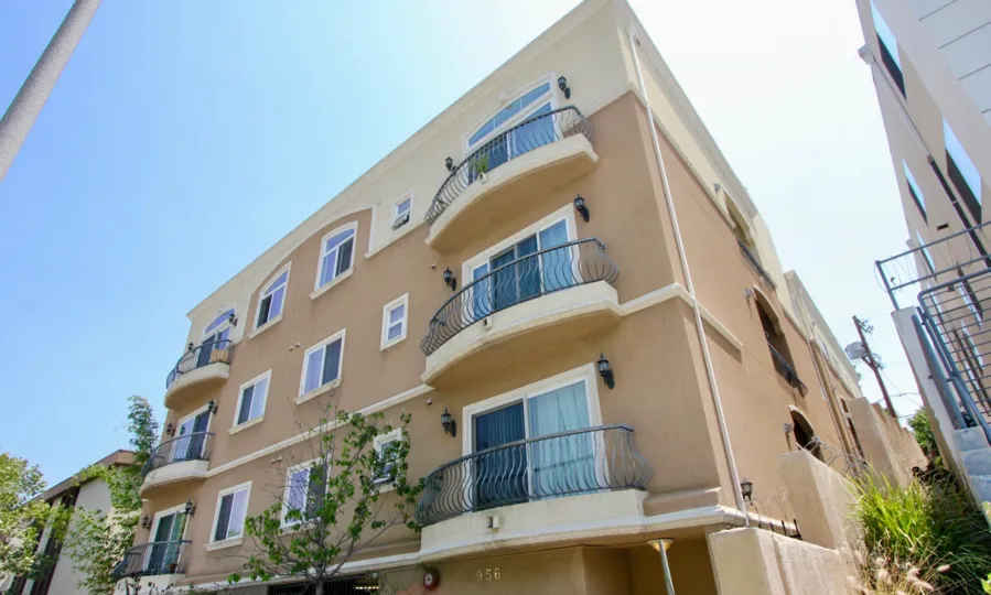 A very fresh four story St Andres Villa II shows off its corner units with balconies
