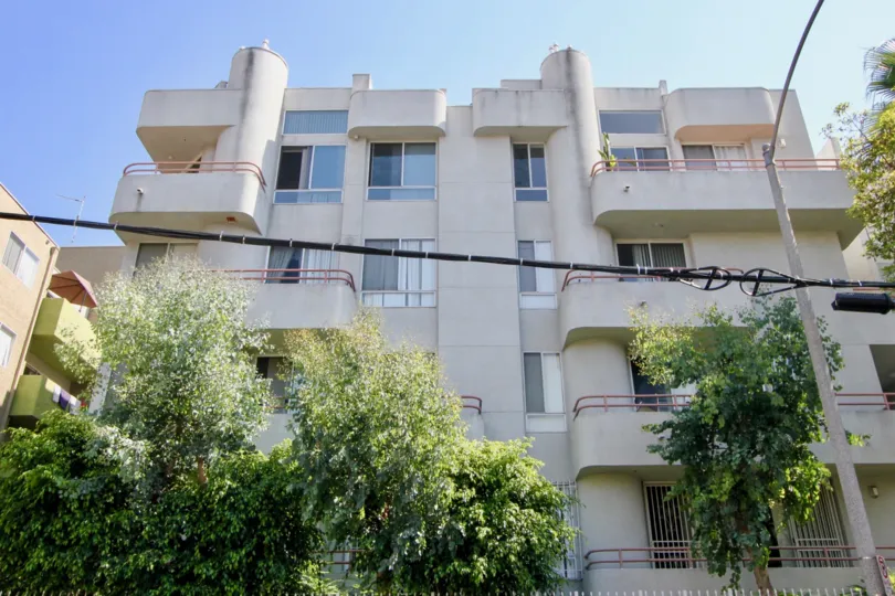 the wellington grand is a beautiful stucco building in the art deco style, spacious flats with los of windows and private balconies are just a few of the pleasures awaiting