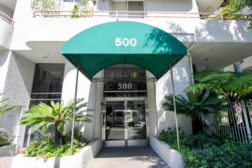 WELLINGTON GRANDE IS IN THE CITY OF KOREATOWN AND IN THE STATE OF CALIFORNIA NO 500 IS NAMED ON THE ENTRANCE