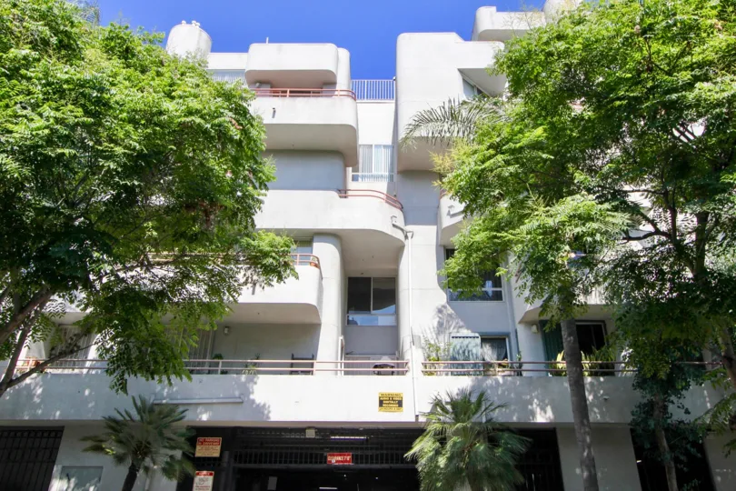 A sunny day at the front part of the Wellington Grande's community in Koreatown, CA