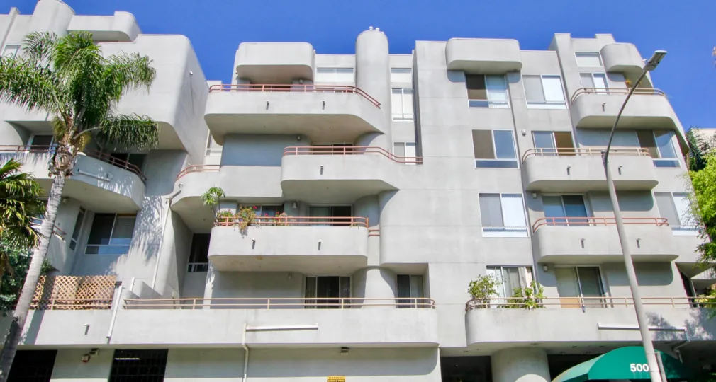 A beautiful day in the Wellington Grande with a big apartment and sky.