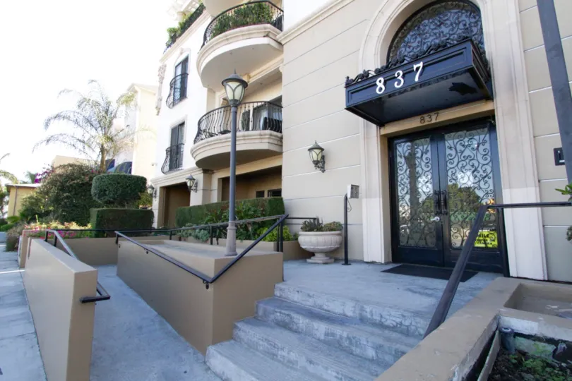 The entry to Wilshire Park Villa in Koreatown