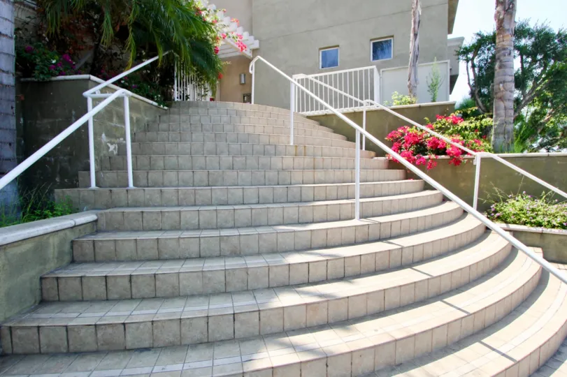 The front entrance of Wilton Plaza with many steps to the front door