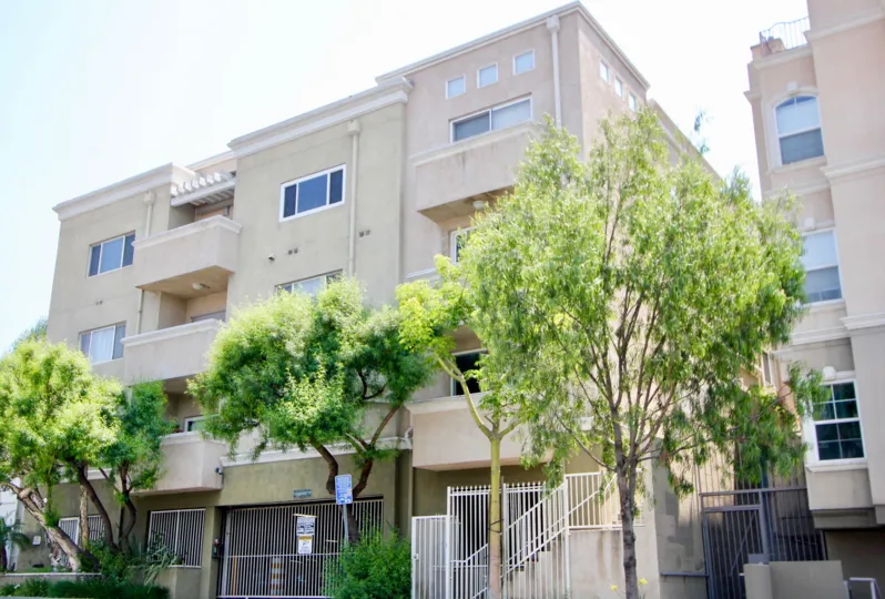 A beautiful front view of the Wilton Plaza in Koreatown, California