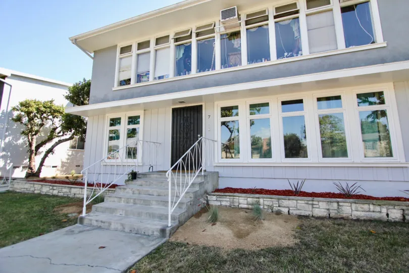 The stairs leading up to the entrance of 1014 E Carson St
