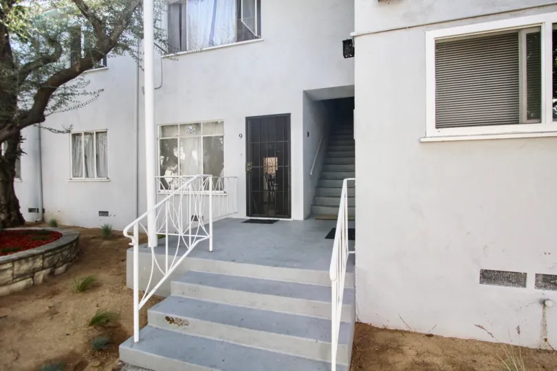 The entrance into 1014 E Carson St in Long Beach, California