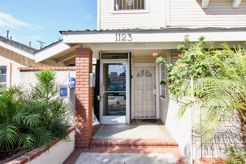 The entrance into 1123 Junipero Ave in Long Beach, California