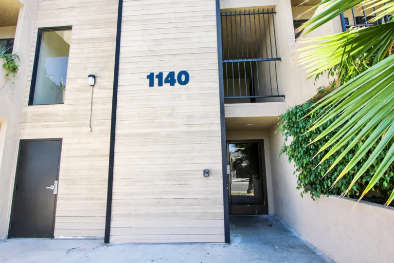 The entryway into 1140 Pacific Ave in Long Beach, California