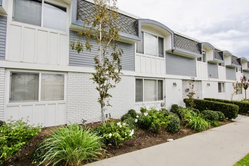 The landscaping around 1720 Newport Ave