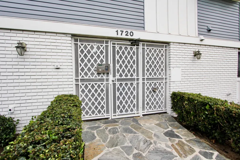 The entrance into 1720 Newport Ave in Long Beach, California