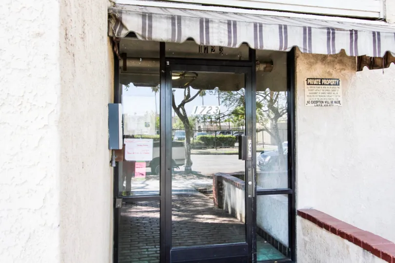 The entrance into 1723 Cedar Ave in Long Beach, California
