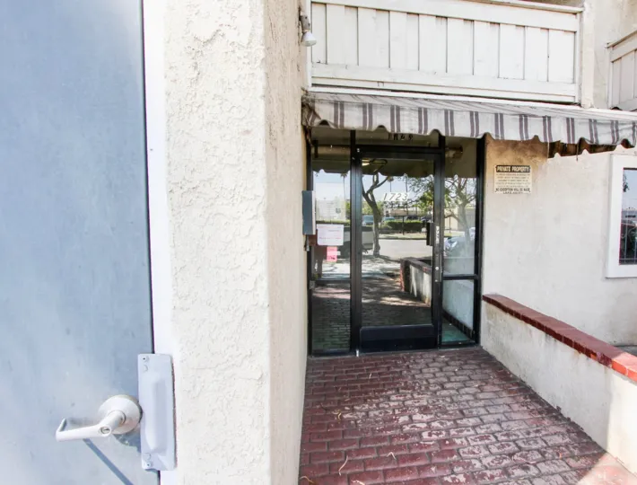 The entryway into 1723 Cedar Ave
