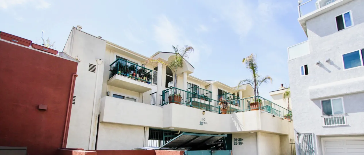 The balconies at 20 38th PI